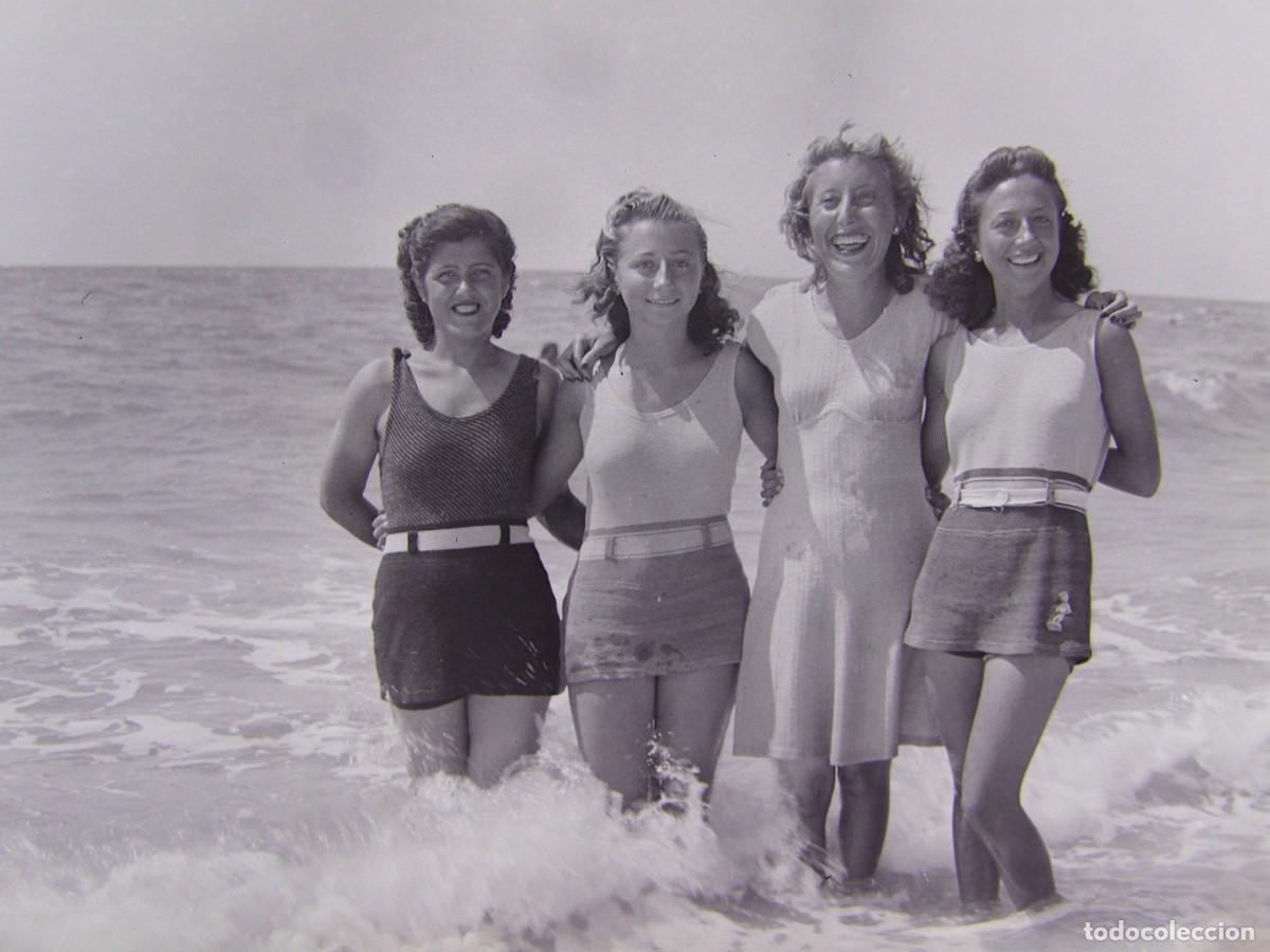 Fotograf&iacute;a antigua: CLICH&Eacute;, NEGATIVO EN CELULOIDE. 9X6 CM. PLAYA, MUJERES. SIN IDENTIFICAR EL LUGAR. A&Ntilde;OS 30 O 40