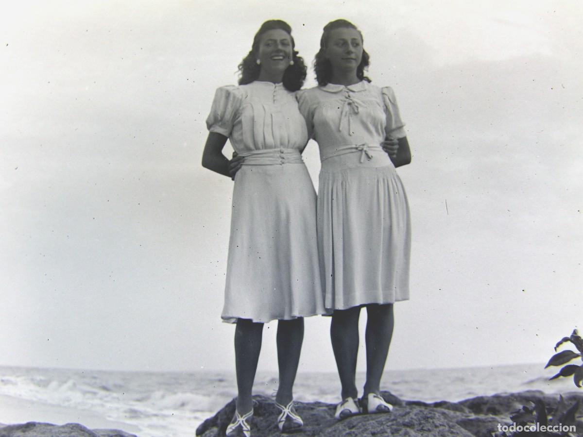 Fotograf&iacute;a antigua: CLICH&Eacute;, NEGATIVO EN CELULOIDE. 9X6 CM. PLAYA, MUJERES. SIN IDENTIFICAR EL LUGAR. A&Ntilde;OS 30 O 40