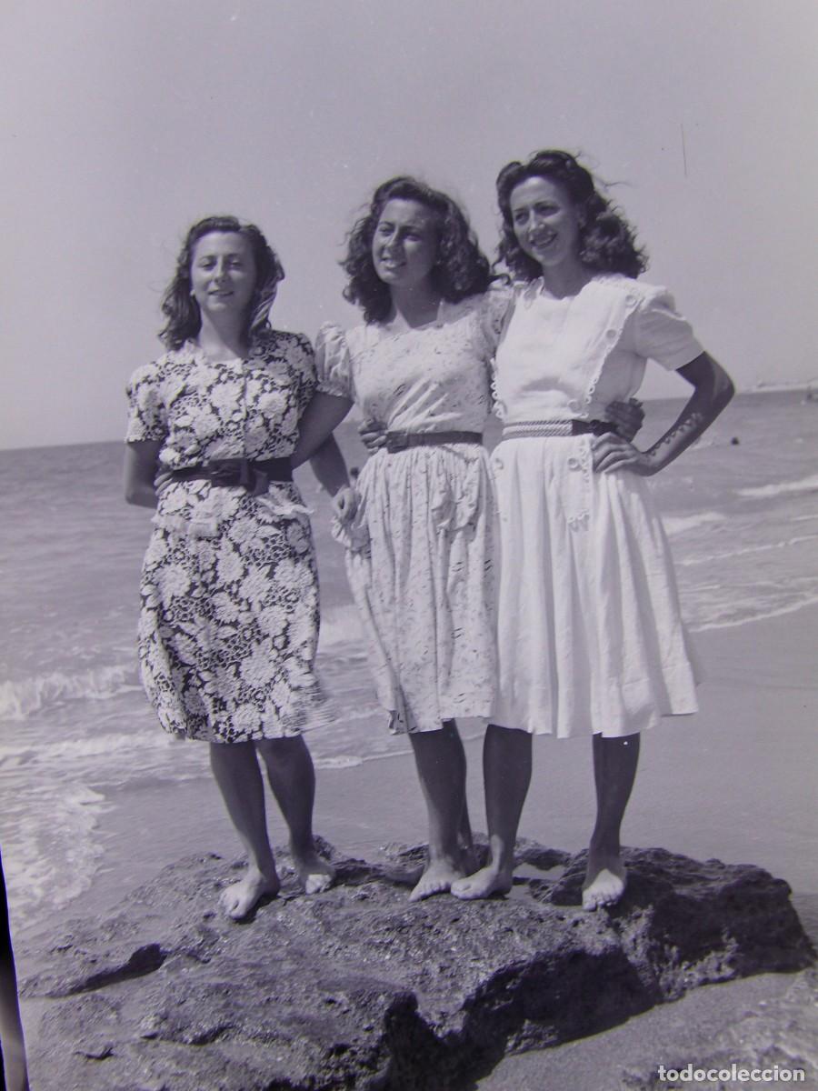Fotograf&iacute;a antigua: CLICH&Eacute;, NEGATIVO EN CELULOIDE. 9X6 CM. PLAYA, MUJERES. SIN IDENTIFICAR EL LUGAR. A&Ntilde;OS 30 O 40