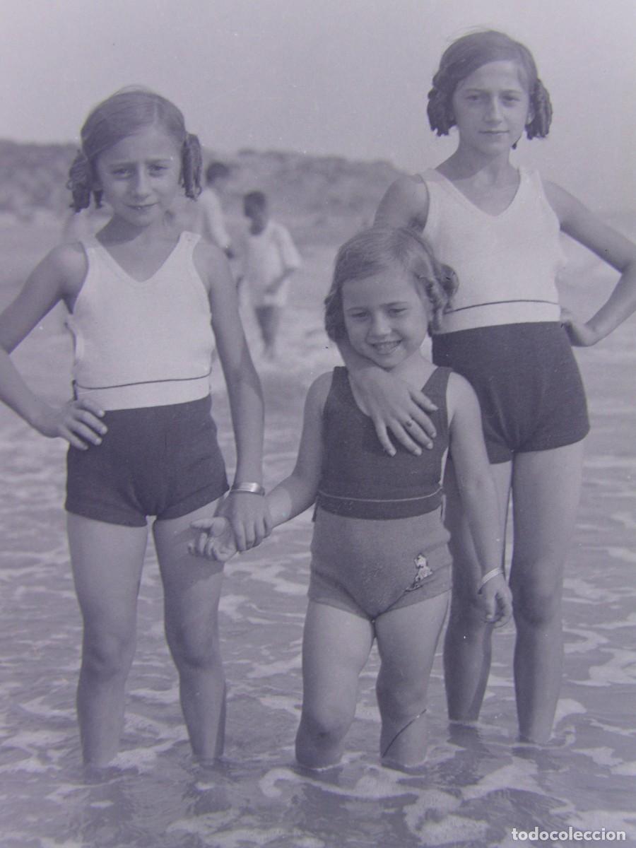 Fotograf&iacute;a antigua: CLICH&Eacute;, NEGATIVO EN CELULOIDE. 9X6 CM. PLAYA, NI&Ntilde;AS. SIN IDENTIFICAR EL LUGAR. A&Ntilde;OS 30 O 40