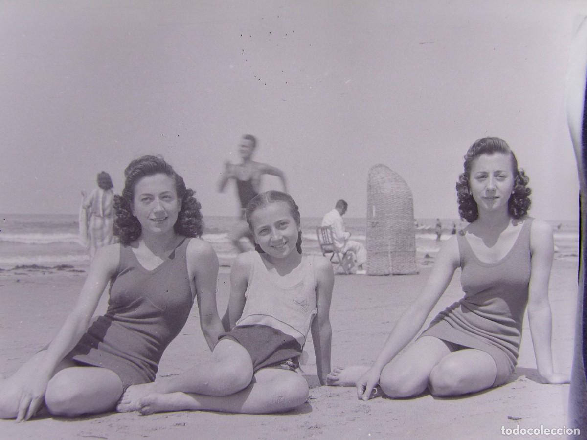 Fotograf&iacute;a antigua: CLICH&Eacute;, NEGATIVO EN CELULOIDE. 9X6 CM. PLAYA, MUJERES. SIN IDENTIFICAR EL LUGAR. A&Ntilde;OS 30 O 40