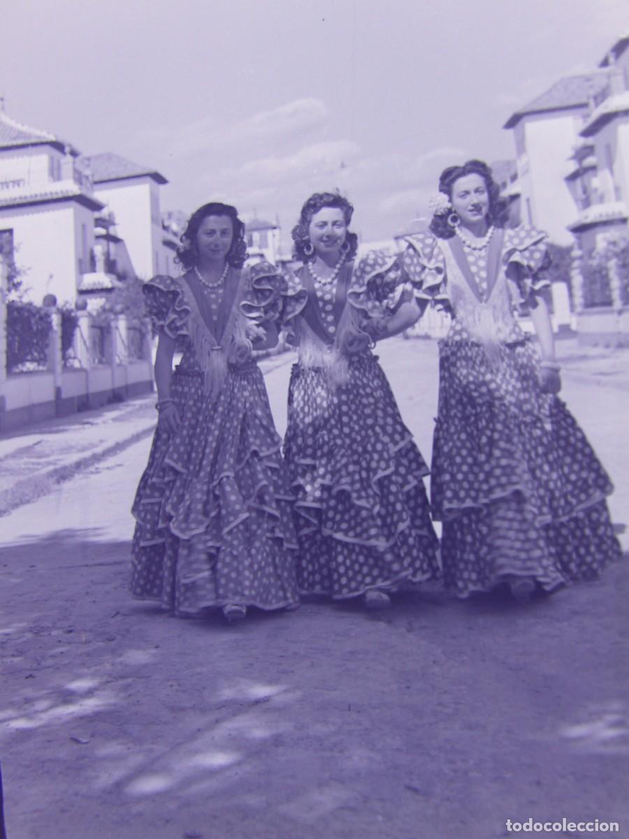 Antique Photography: CLICH&Eacute;, NEGATIVO EN CELULOIDE. 9X6 CM. MUJERES. SEVILLA. A&Ntilde;OS 30 O 40