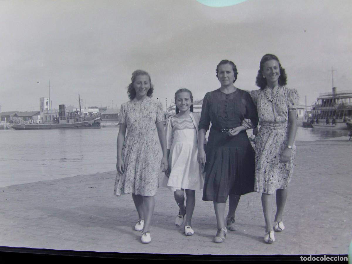Fotograf&iacute;a antigua: CLICH&Eacute;, NEGATIVO EN CELULOIDE. 9X6 CM. MUJERES, PUERTO. SIN IDENTIFICAR EL LUGAR A&Ntilde;OS 30 O 40