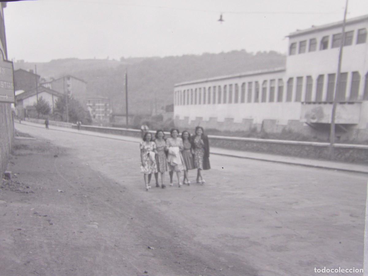Fotograf&iacute;a antigua: CLICH&Eacute;, NEGATIVO EN CELULOIDE. 9X6 CM. MUJERES, ORDIZIA, CALLE URDANETA 56, CAF. A&Ntilde;OS 30 O 50