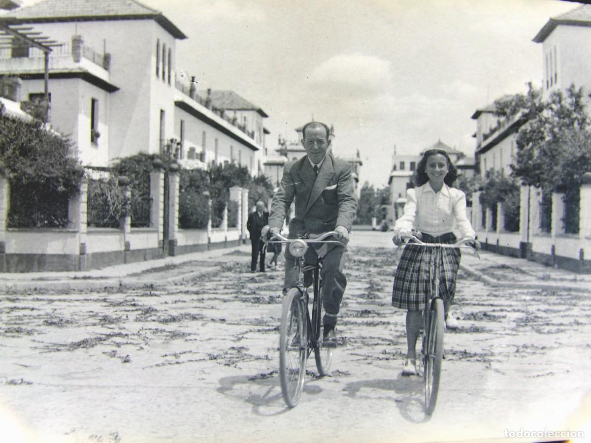 Fotografia antiga: CLICH&Eacute;, NEGATIVO EN CELULOIDE. 9X6 CM. PAREJA CON BICICLETAS. SEVILLA. A&Ntilde;OS 30 O 40