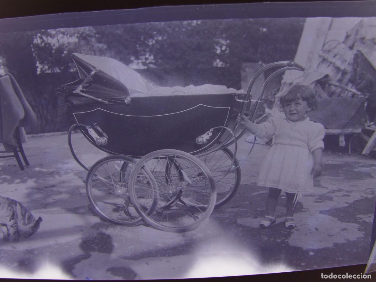 Fotograf&iacute;a antigua: CLICH&Eacute;, NEGATIVO EN CELULOIDE. 9X6 CM. BEB&Eacute; CON CARRITO. A&Ntilde;OS 30 O 40