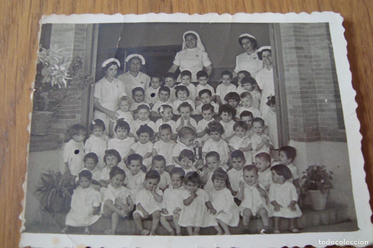 Fotograf&iacute;a antigua: ANTIGUA FOTOGRAFIA ENFERMERAS GUARDERIA SANTISIMA TRINIDAD SEVILLA 1954.