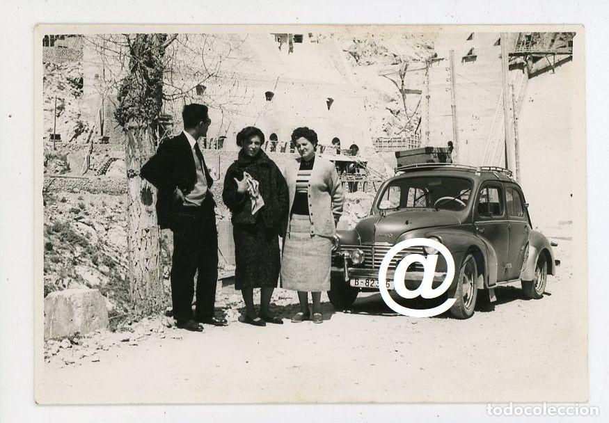Fotograf&iacute;a antigua: FOTO COCHE RENAULT 4/4 MATRICULA BARCELONA PANTANO OLIANA A&Ntilde;O 1954
