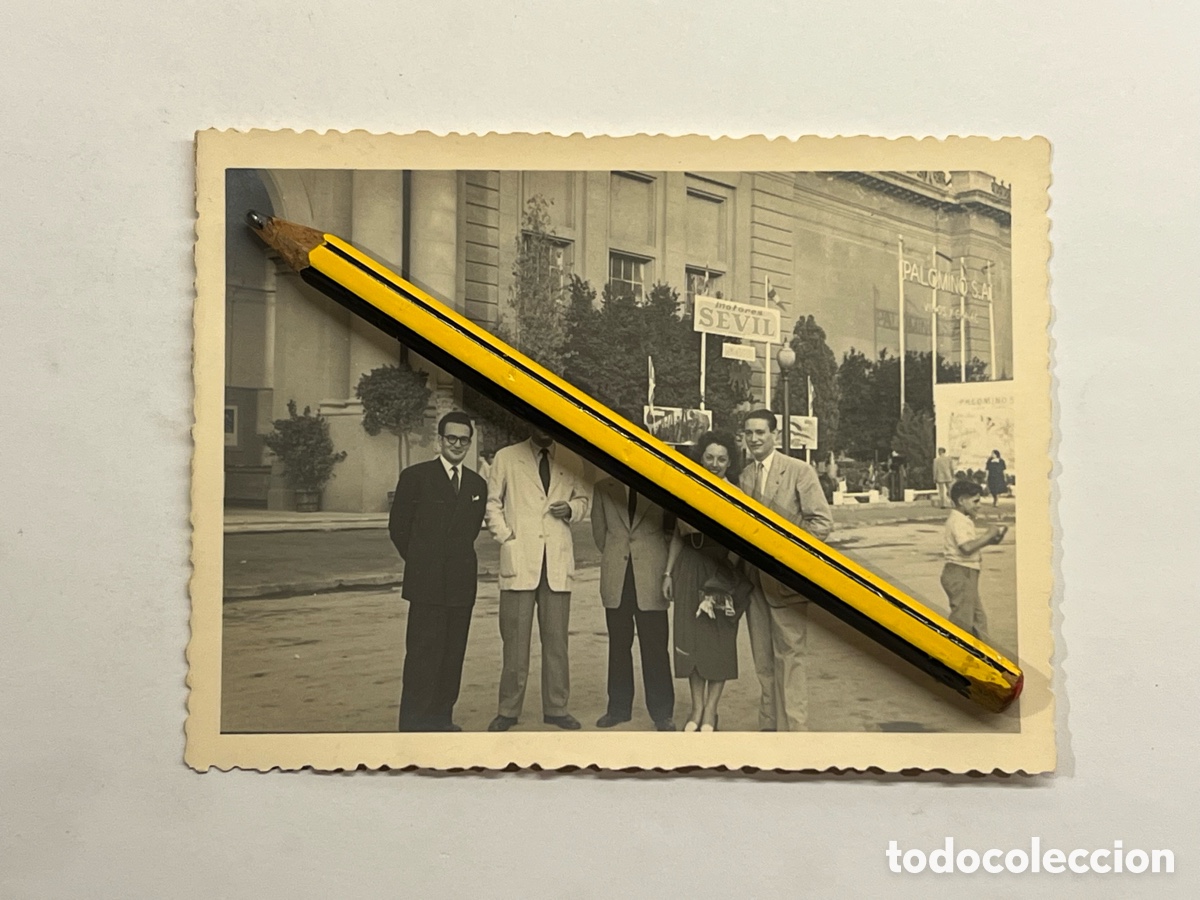 Fotografia antiga: BARCELONA CASA PALAU, venta de c&aacute;maras fotogr&aacute;ficas. La familia del fot&oacute;grafo.. visita a la feria