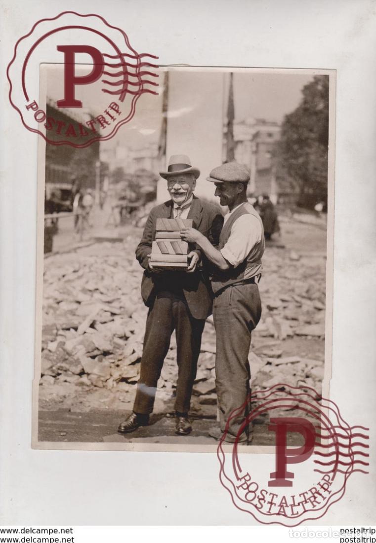 Fotograf&iacute;a antigua: RUBBER PAVING CENOTAPH MR LOUIS COX ROAD MAKING LONDON BIRMINGHAM 20*15 CM Fonds Victor FORBIN 1