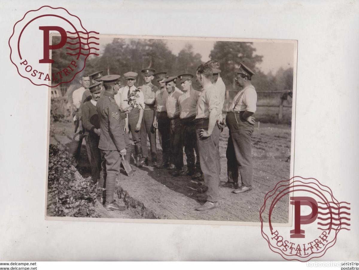 Fotograf&iacute;a antigua: SOLDIERS CIVIL LIFE ALDERSHOT GARDENING MILITARY DISCIPLINE FRUTA VEGETABLES 20*15 CM Fonds Vict