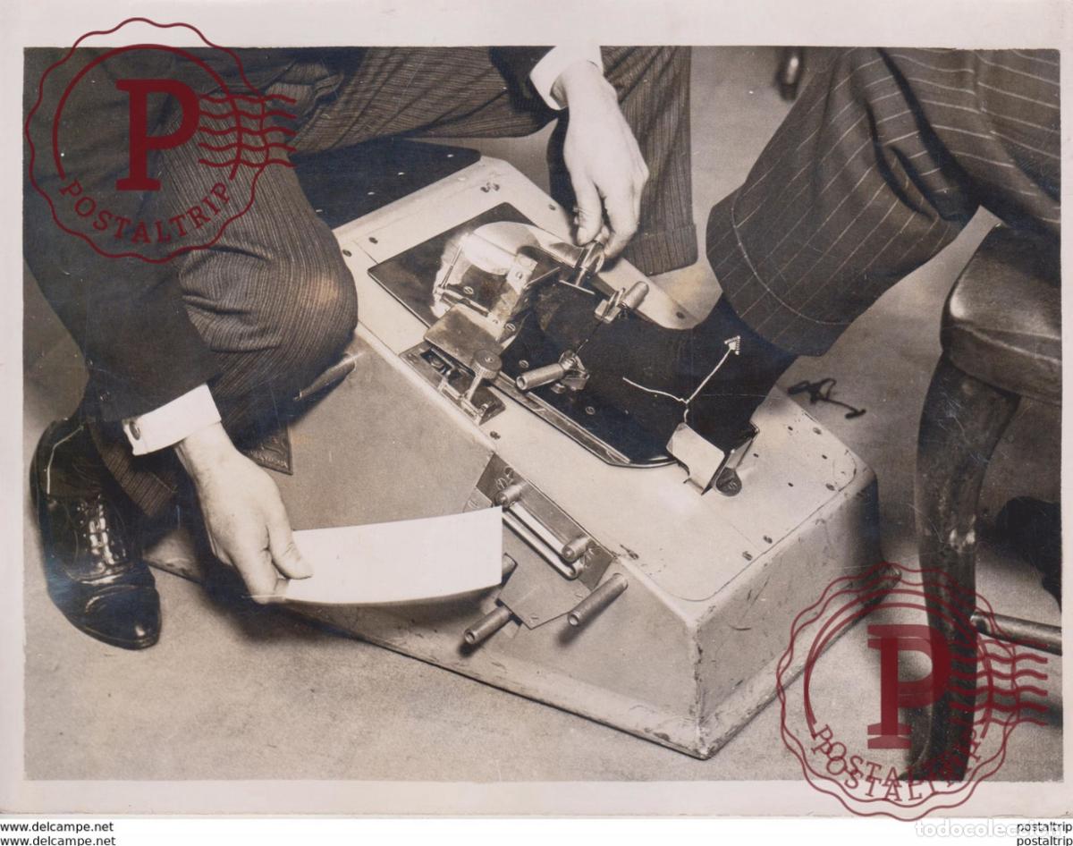 Fotografia antica: SHOEMAKER SHOE FITTING BOOTS AUTOPEDIC PICCADILLY SHOP SALESMAN 20*15CM Fonds Victor FORBIN 1864-