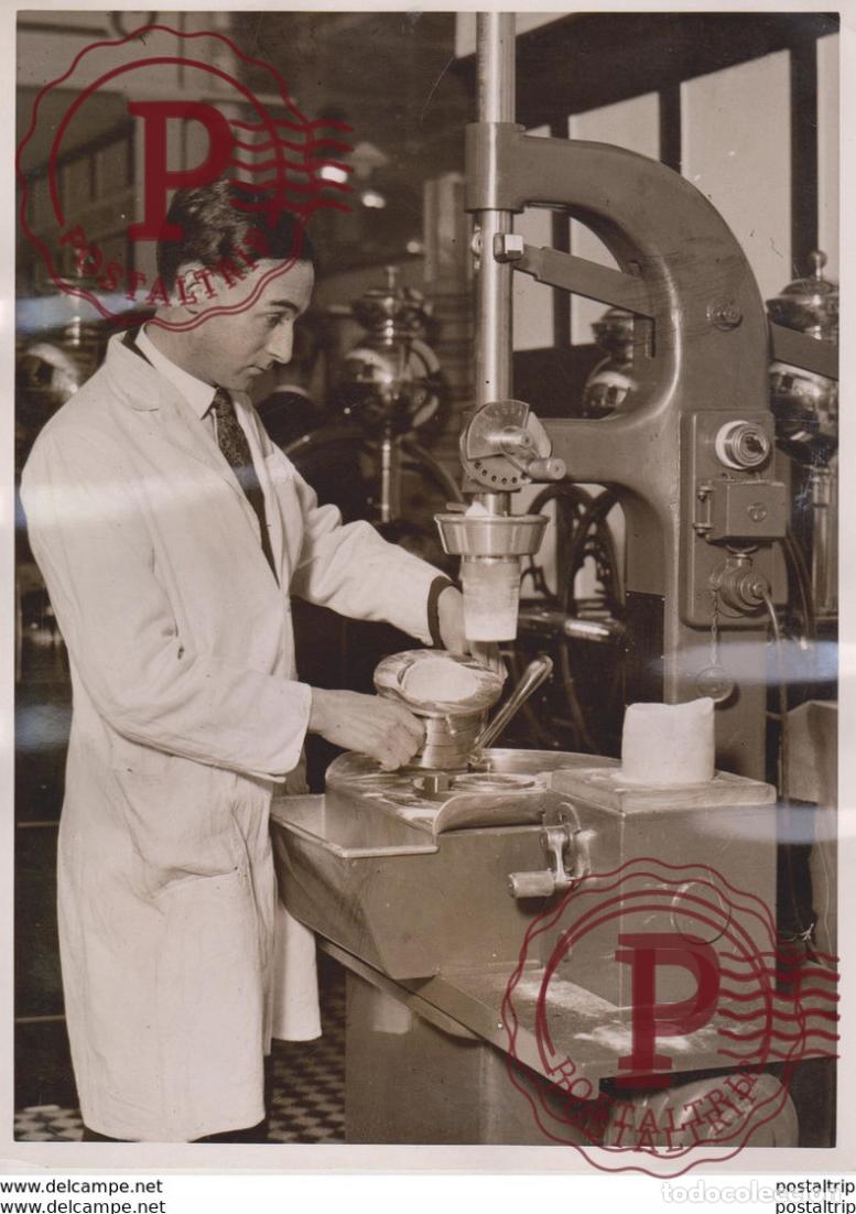 Fotografia antica: BIGGEST FOOD EXHIBITION PIE MAKING MACHINE BIRMINGHAM AUSTRALIA INVENTIONS 20*15CM Fonds Victor FORB