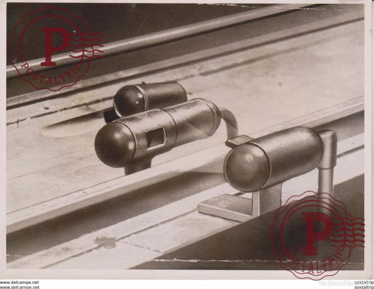 Fotograf&iacute;a antigua: CONTROL BY RADIOVISOR SIGNAL AND TRAIN CONTROL RADIOVISOR BEAM LIGHT SEL INVENTION 20*15CM Fonds Vic