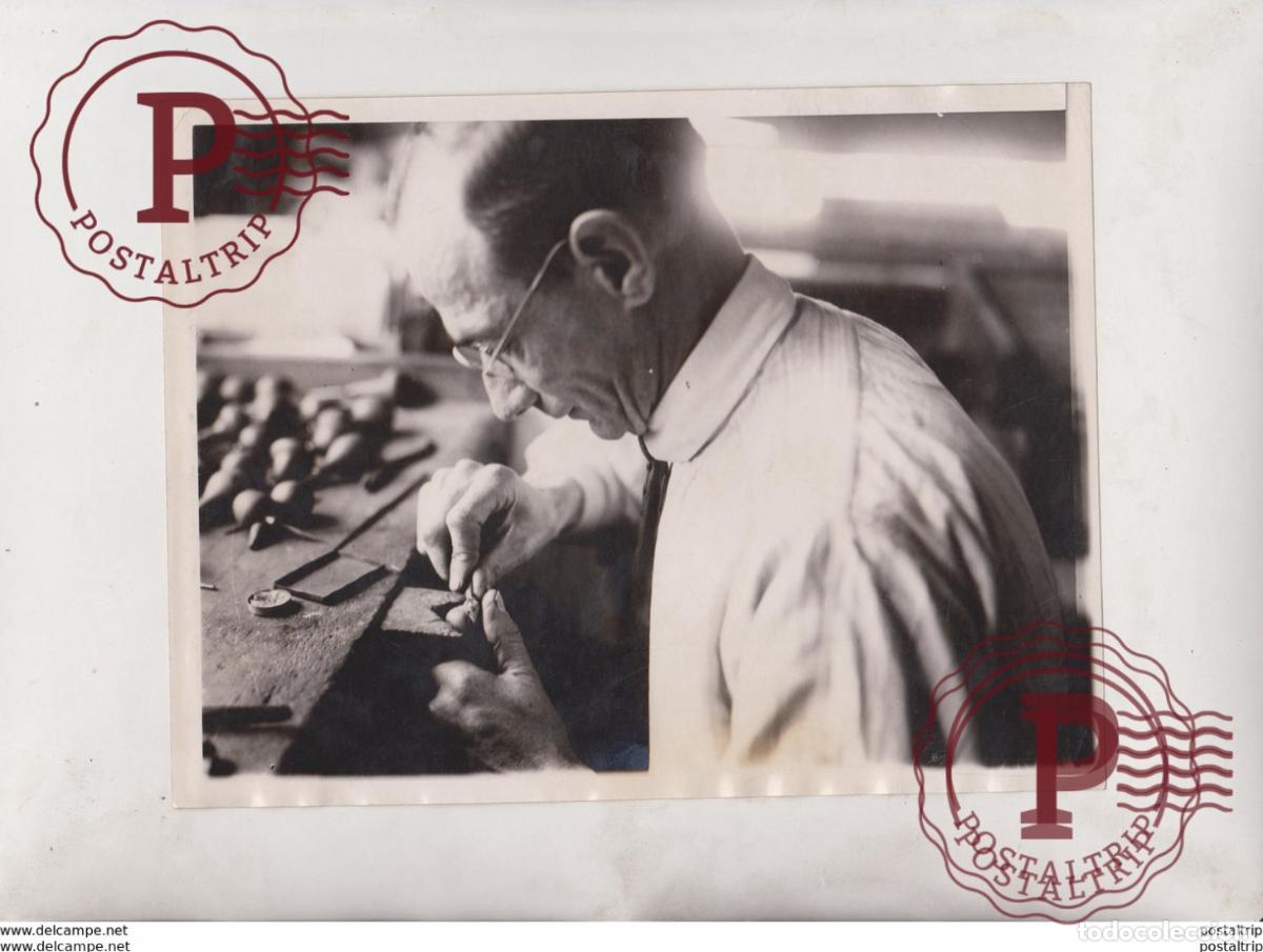 Fotograf&iacute;a antigua: DIAMONDS BEING SET IN A RING JEWELRY 21*17CM Fonds Victor FORBIN 1864-1947