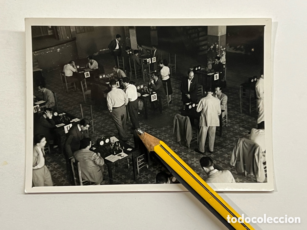 Fotograf&iacute;a antigua: BARCELONA y los Torneos de Ajedrez. Fotograf&iacute;a antigua (h.1950?) Med&iacute;das: 7,5 x 10,5 cm.,