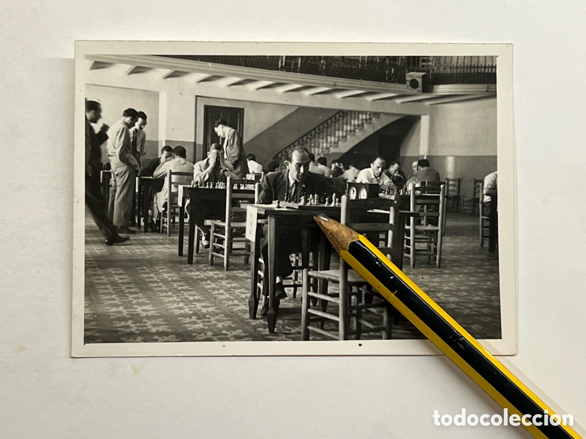 Fotograf&iacute;a antigua: BARCELONA y los Torneos de Ajedrez. Fotograf&iacute;a antigua (h.1950?) Med&iacute;das: 7,5 x 10,5 cm.,