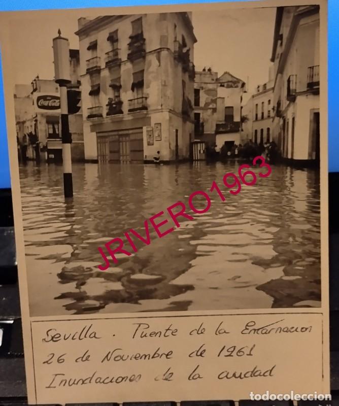 Fotograf&iacute;a antigua: SEVILLA, 1961, INUNDACIONES, PLAZA DE LA ENCARNACION, 86X116MM