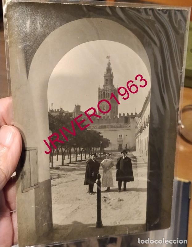 Fotograf&iacute;a antigua: SEVILLA, A&Ntilde;OS 20, LOS HERMANOS ALVAREZ QUINTERO EN EL PATIO BANDERAS, 118X164MM