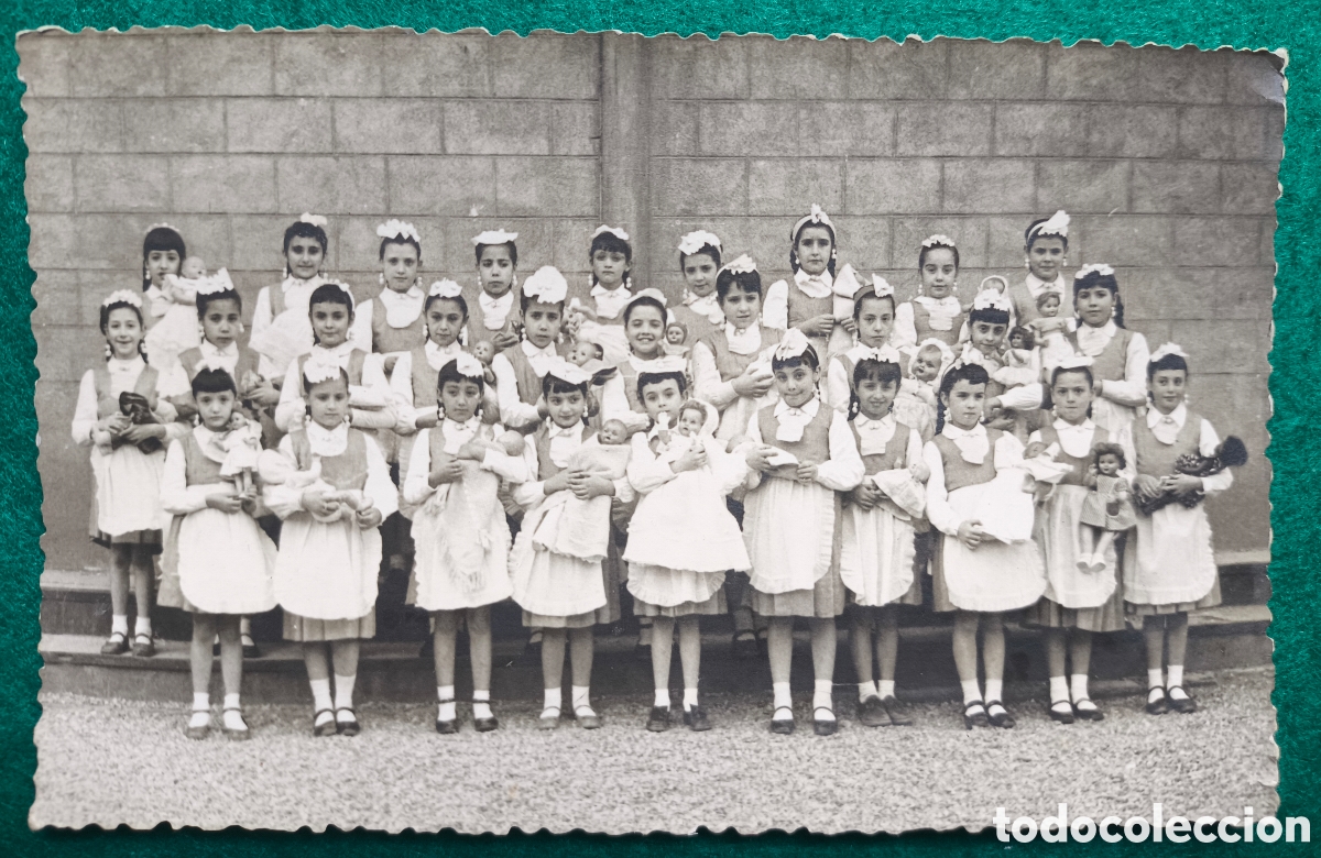 Fotograf&iacute;a antigua: BARCELONA FOTOGRAF&Iacute;A GRUPAL COLEGIO NI&Ntilde;AS CON MU&Ntilde;ECA C. 1960