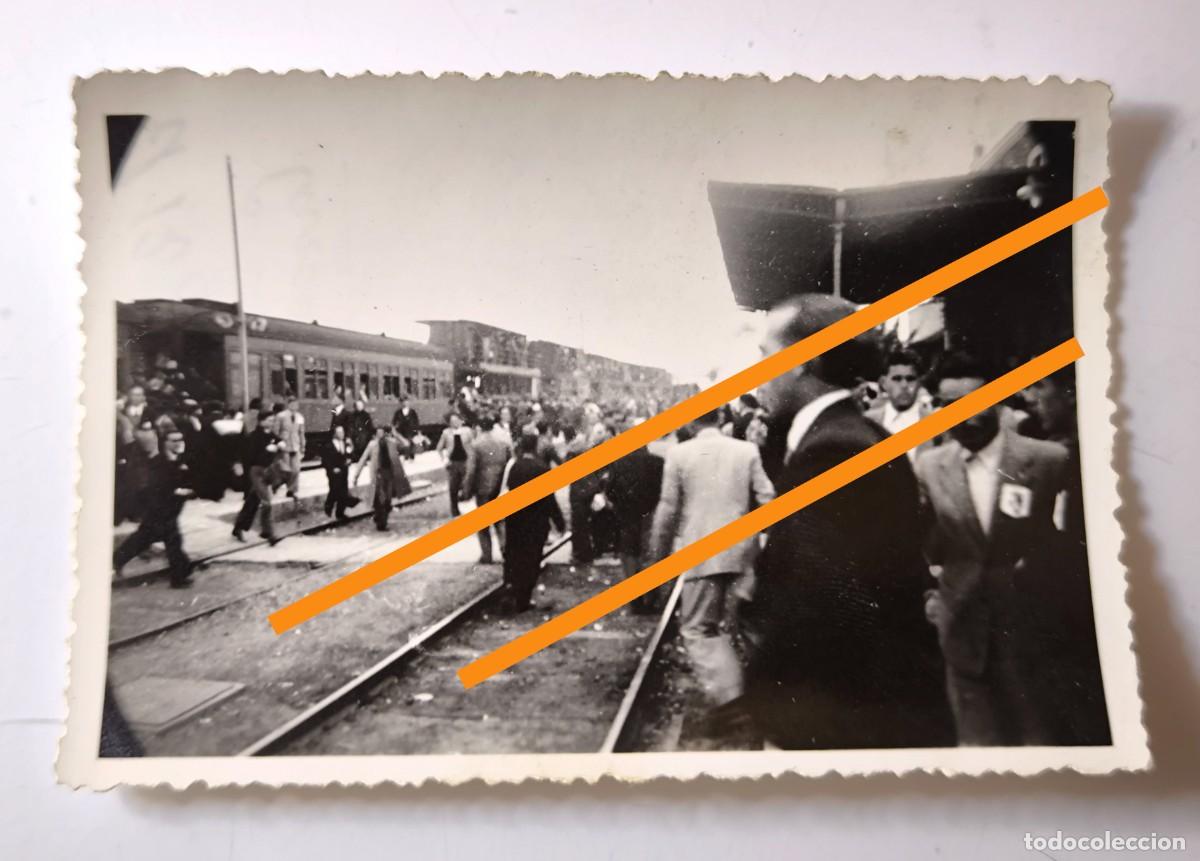 Fotograf&iacute;a antigua: Antigua fotograf&iacute;a. Tren. Estaci&oacute;n ferrocarril de Carcagente. Valencia. A&ntilde;o 1944