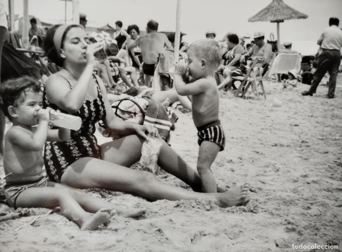 Fotograf&iacute;a antigua: Fotograf&iacute;a antigua costumbrista de una madre con sus hijos en la playa bebiendo unos refrescos
