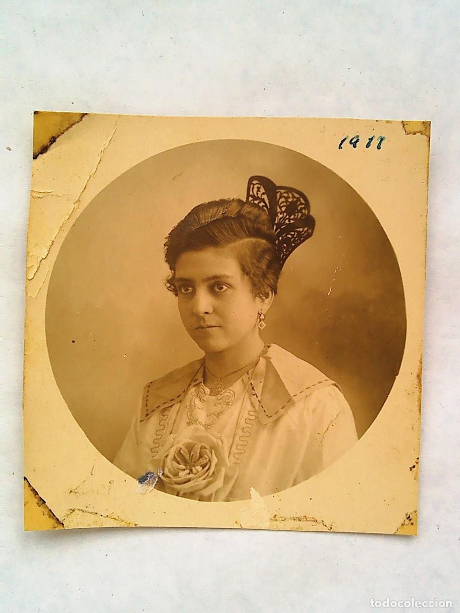 Fotografia antica: PRECIOSA FOTO DE ESTUDIO DE CHICA CON FLOR EN EL PECHO Y PEINETA , 1917