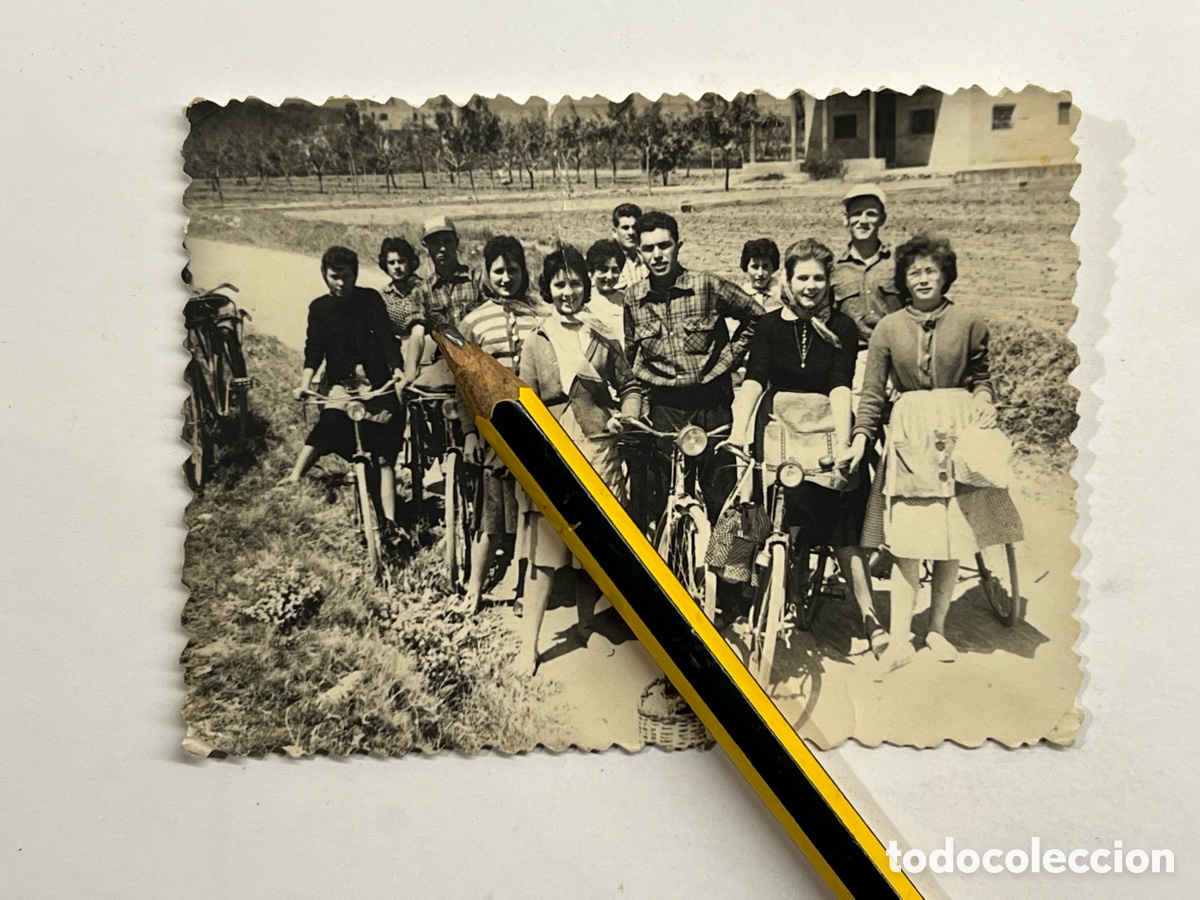 Fotograf&iacute;a antigua: CARLET. Ribera Alta.. Per Pascua tots a la Bicicleta &hellip; (h.1960?) E. Mu&ntilde;oz, fot&oacute;grafo.