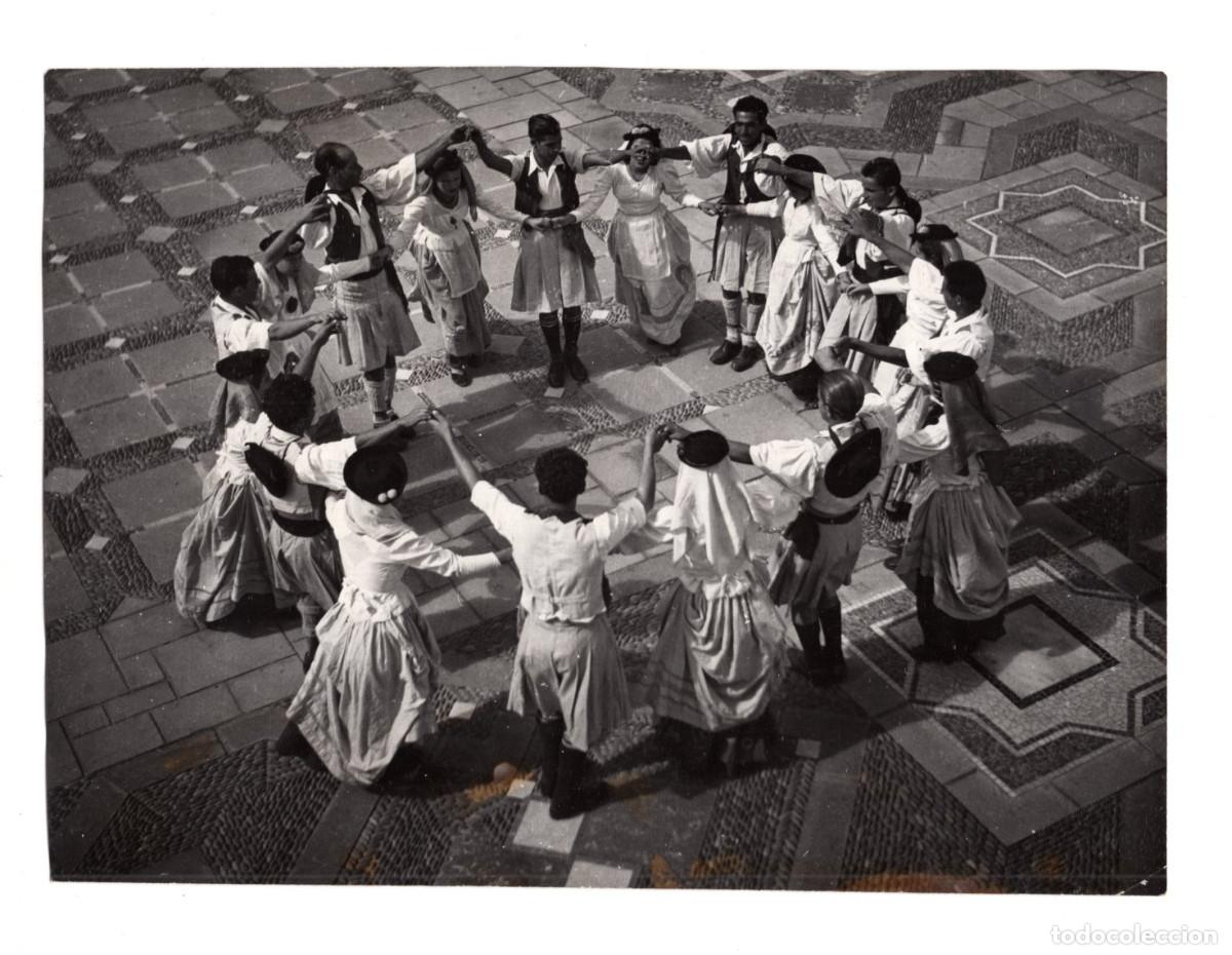 Fotograf&iacute;a antigua: BAILE TRADICIONAL DE GRUPO, PROBABLEMENTE UN C&Iacute;RCULO O DANZA FOLCL&Oacute;RICA. 22,8X16,5.