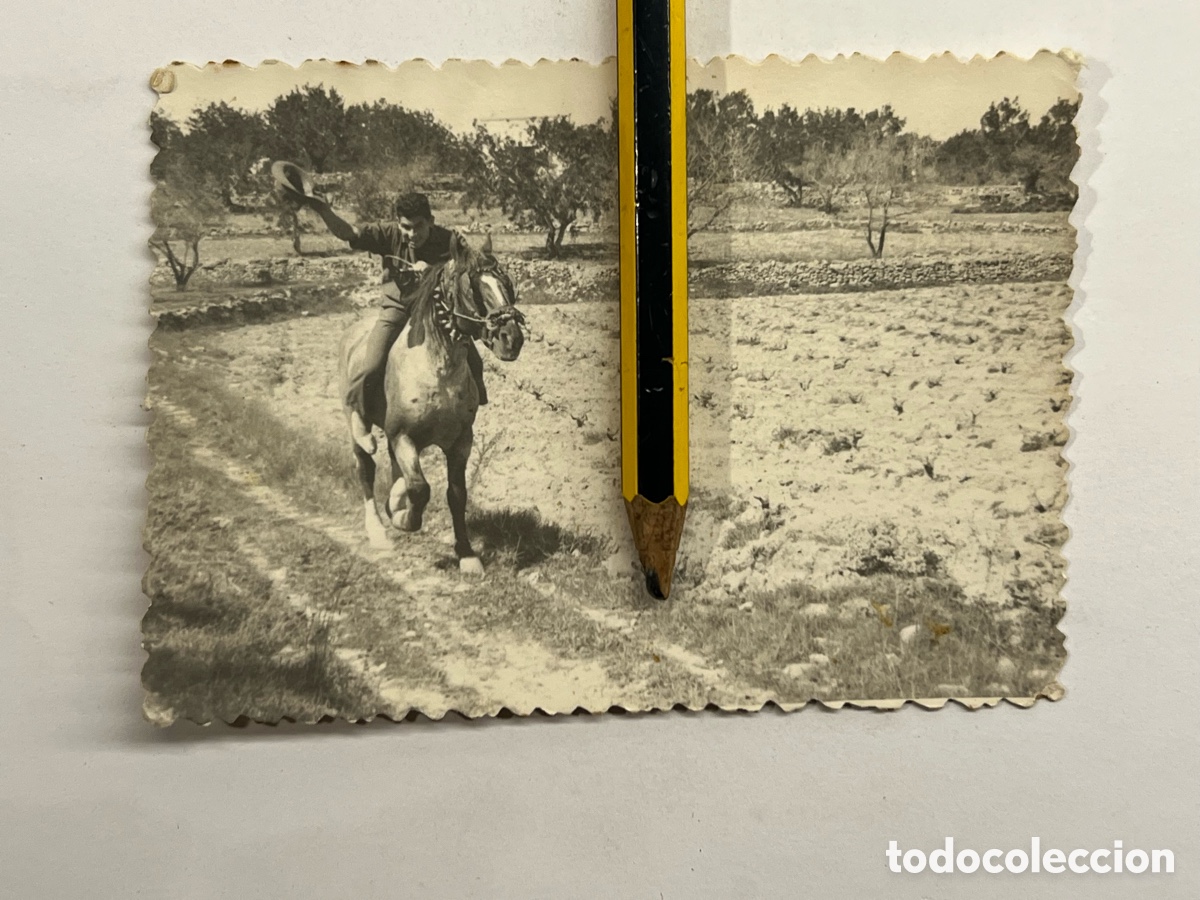 Fotograf&iacute;a antigua: CARLET. Ribera Alta.. Fotograf&iacute;a Un verdadero Llanero Solitario &hellip; (a.1966) Med&iacute;das: 10 x 7 cm