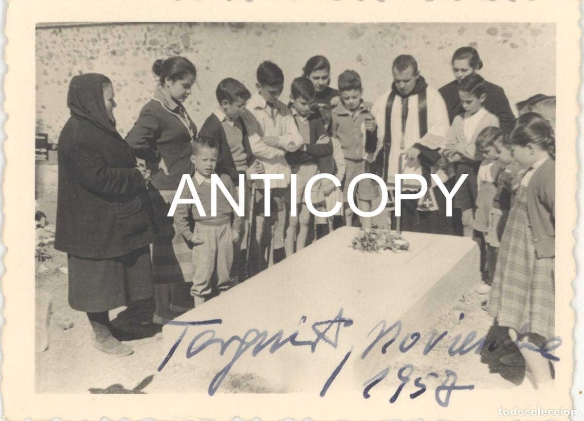 Fotograf&iacute;a antigua: Fotograf&iacute;a de entierro. 1957.