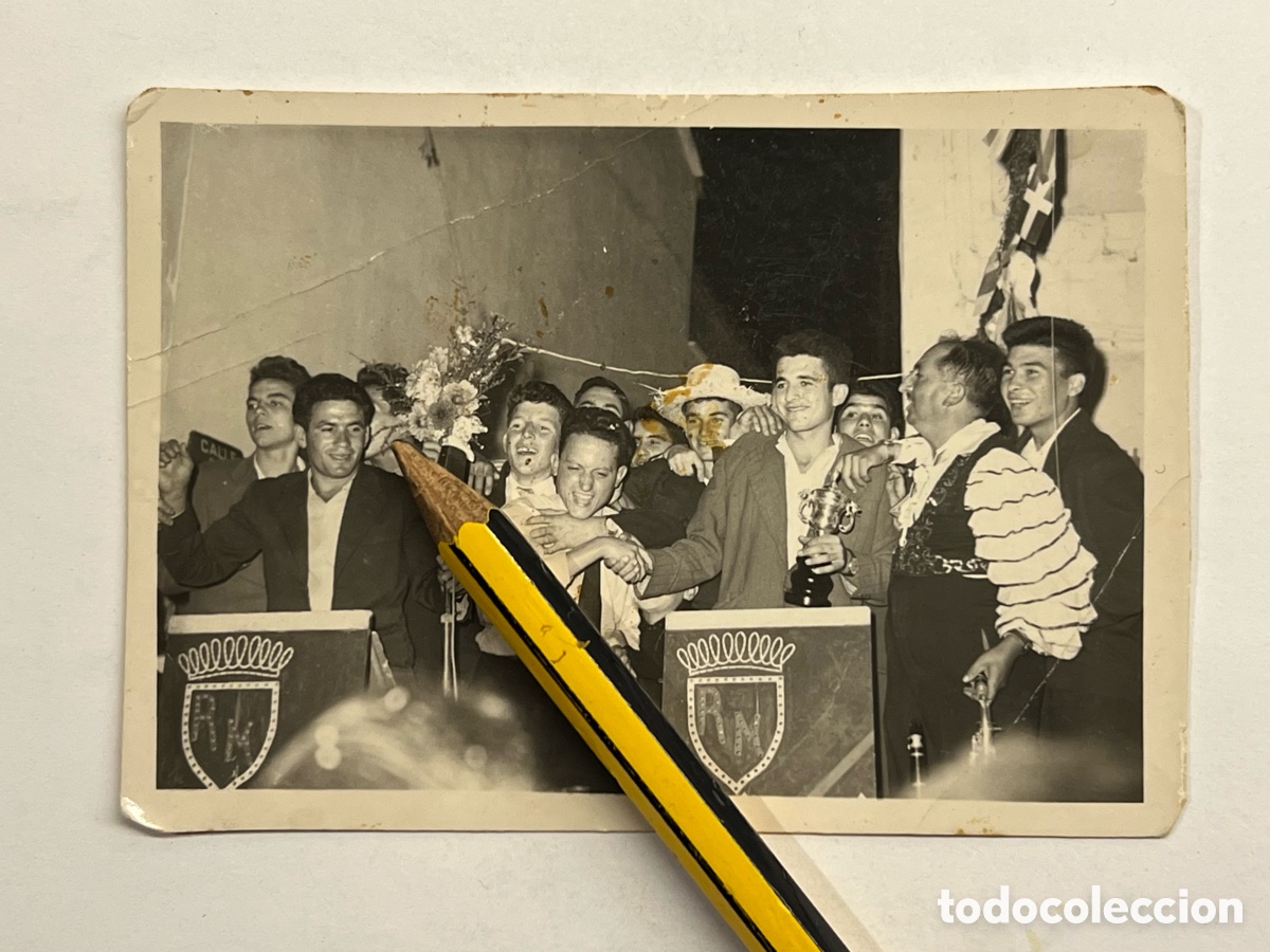 Fotograf&iacute;a antigua: CARLET Valencia.. Fotograf&iacute;a Equipo de f&uacute;tbol. Celebrando sus triunfos (h.1950?)
