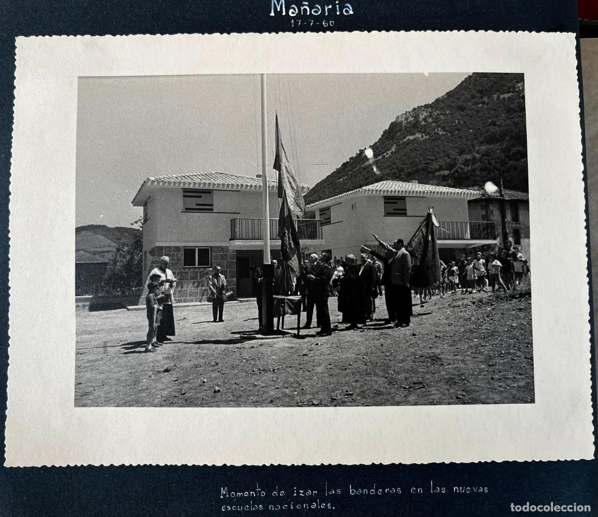 Photographie ancienne: FOTOGRAFIA DE MA&Ntilde;ARIA (VIZCAYA) 17-7-1960, MOMENTO DE IZAR LAS BANDERAS EN LAS NUEVAAS ESCUELAS NACI