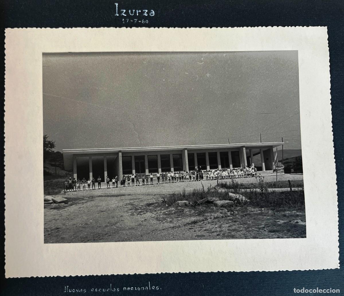 Photographie ancienne: FOTOGRAFIA DE IZURZA (VIZCAYA) 17-7-1960, NUEVAS ESCUELAS NACIONALES, MIDE 23,5 X 17,5 CMS.