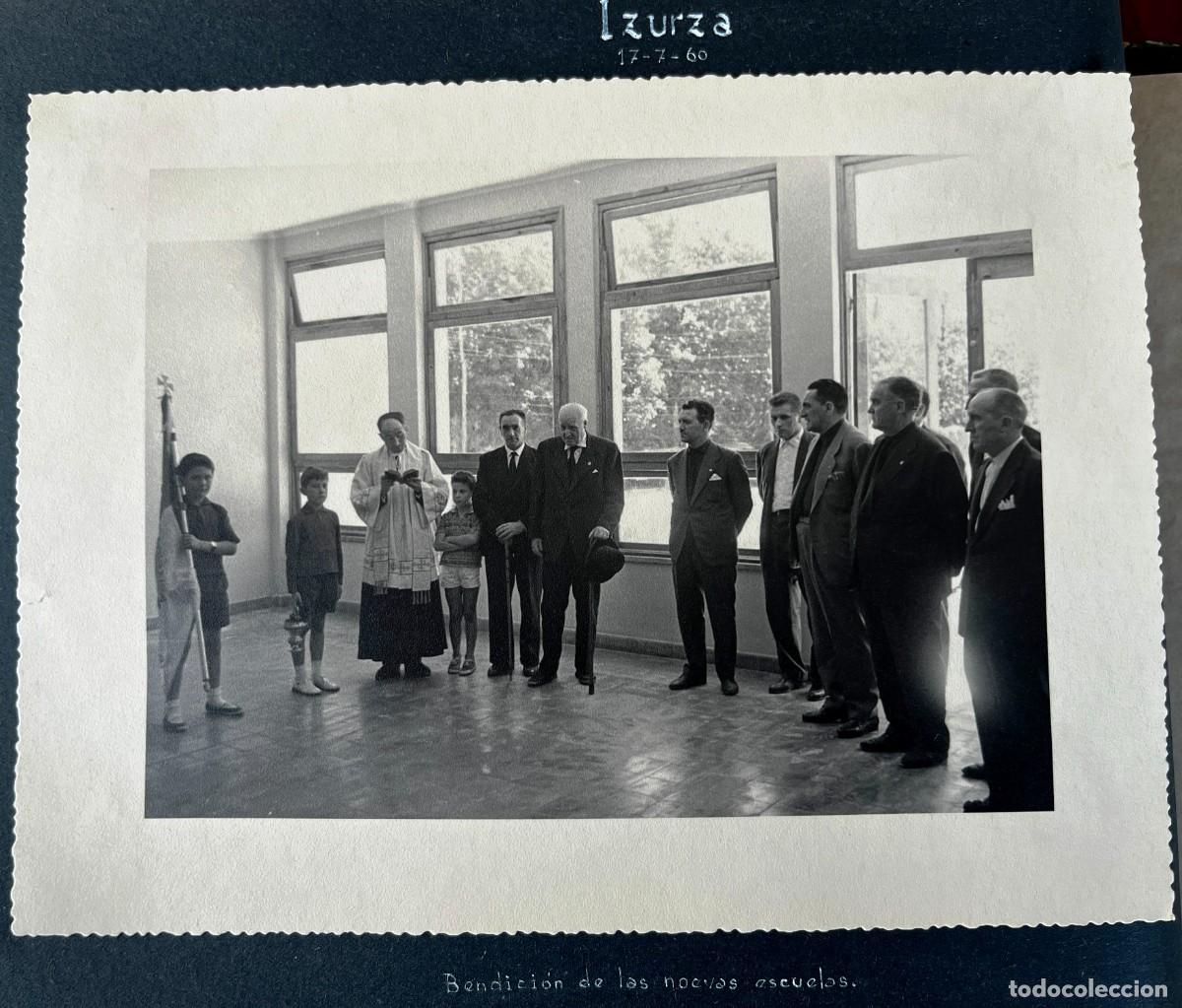 Photographie ancienne: FOTOGRAFIA DE IZURZA (VIZCAYA) 17-7-1960, BENDICION DE LAS NUEVAS ESCUELAS NACIONALES, MIDE 23,5 X 1