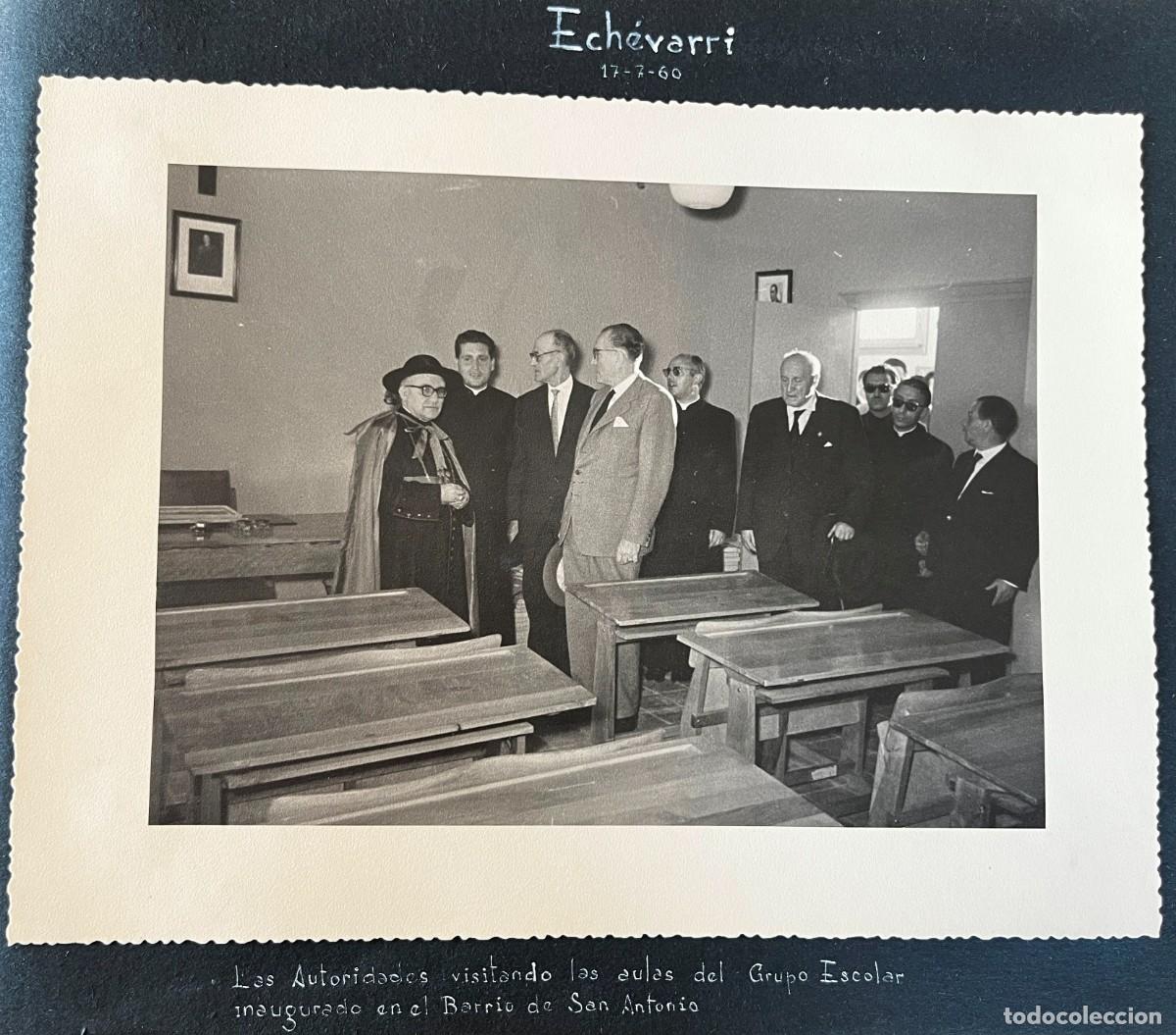 Fotograf&iacute;a antigua: FOTOGRAFIA DE ECHEVARRI (VIZCAYA) 17-7-1960, LAS AUTORIDADES VISITANDO LAS AULAS DEL GRUPO ESCOLAR I