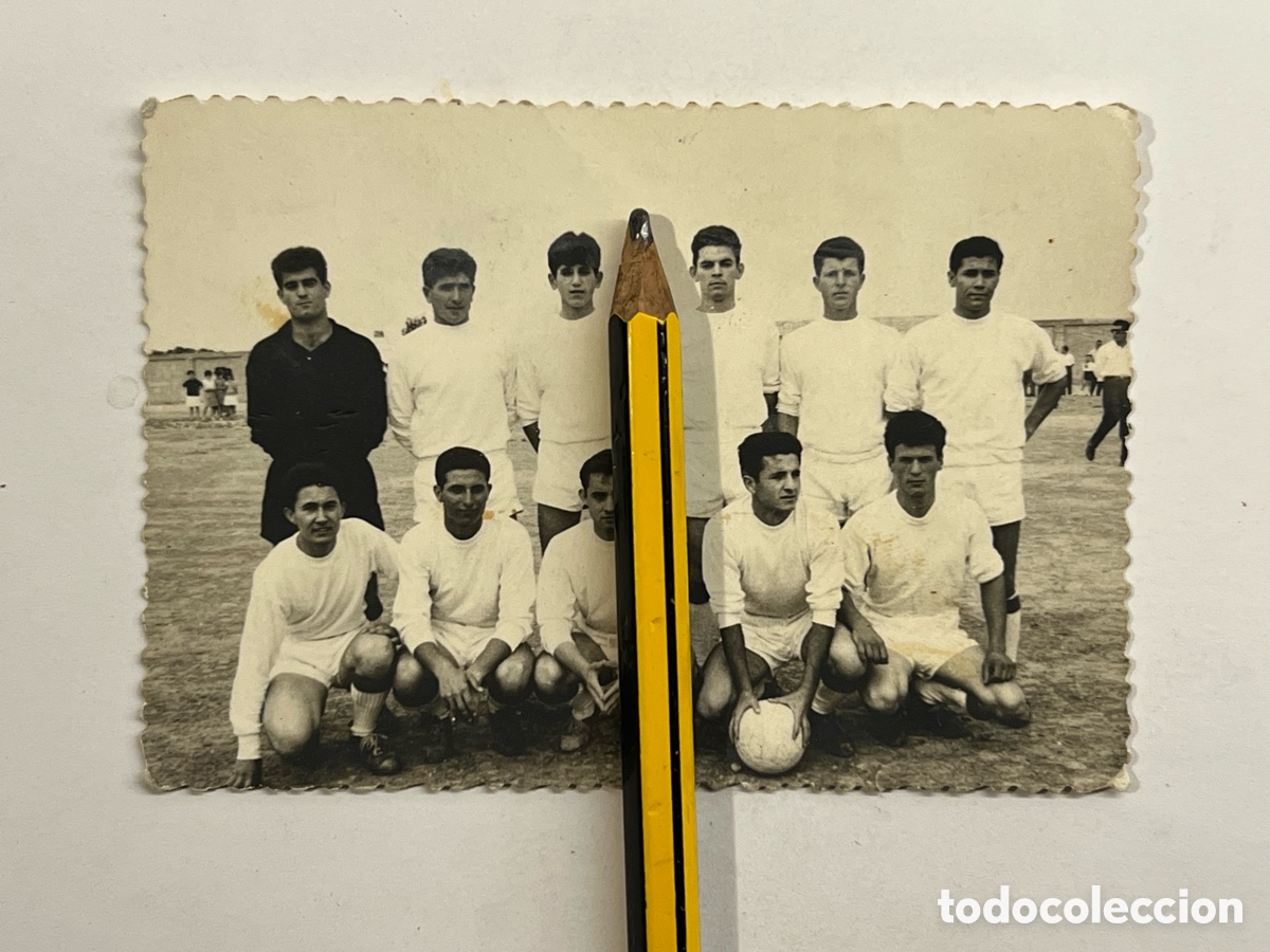 Fotograf&iacute;a antigua: CARLET, Valencia. Equipo de f&uacute;tbol local, Julio de 1962.. Fotos Emilio Mu&ntilde;oz. Med&iacute;das: 7 x 10,5 cm