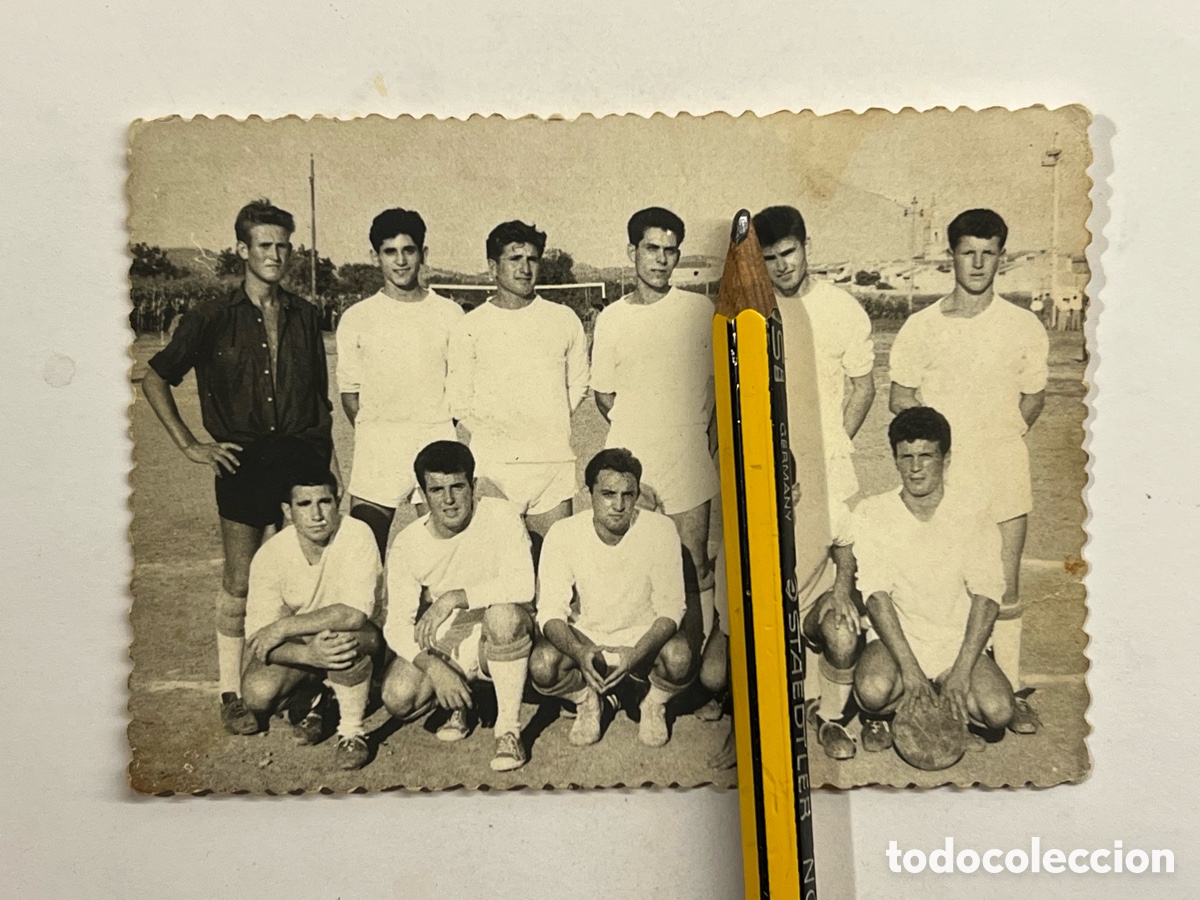 Fotograf&iacute;a antigua: CARLET, Valencia. Equipo de f&uacute;tbol local, Julio de 1962.. Fotos Emilio Mu&ntilde;oz. Med&iacute;das: 7 x 10,5 cm