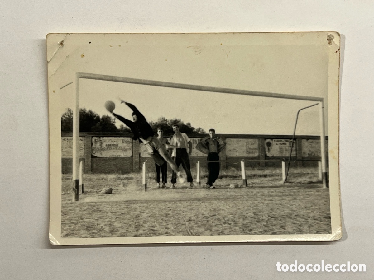 Fotograf&iacute;a antigua: CARLET, Valencia. Equipo de f&uacute;tbol local (h.1960?)