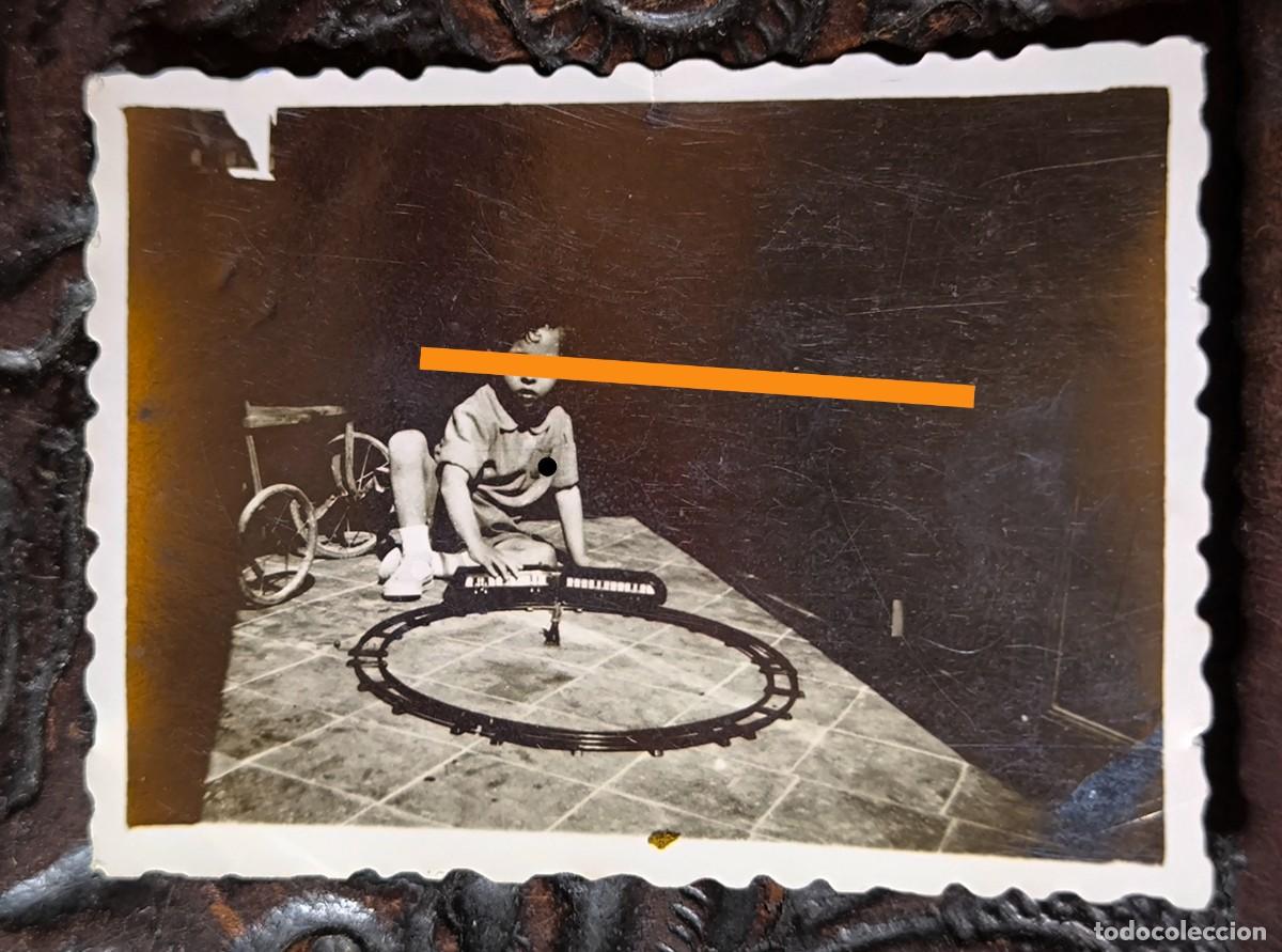 Fotograf&iacute;a antigua: Antigua fotograf&iacute;a. Ni&ntilde;o jugando con el tren. Juguete.