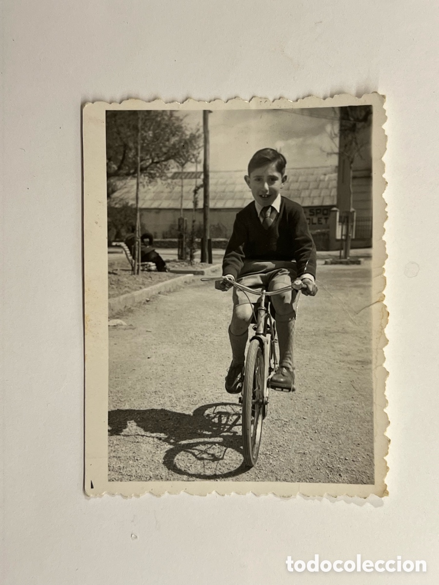Fotograf&iacute;a antigua: CALATAYUD. Minuteros.. Ni&ntilde;o con su Primera Bicicleta.., Abril de 1951