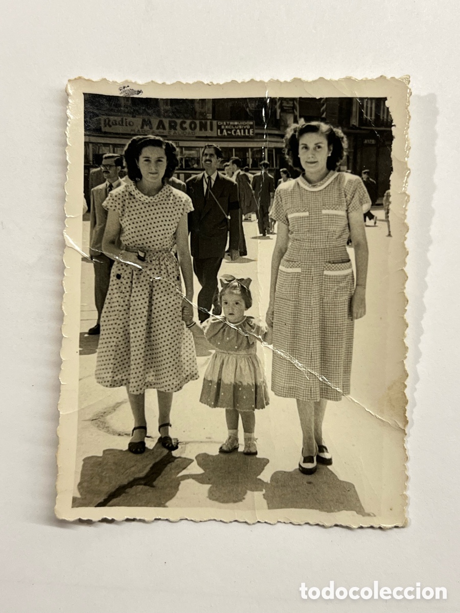 Photographie ancienne: VALENCIA EN BLANCO Y NEGRO. Minuteros de paseo al fondo tienda venta de radios Marconi (a.1950)