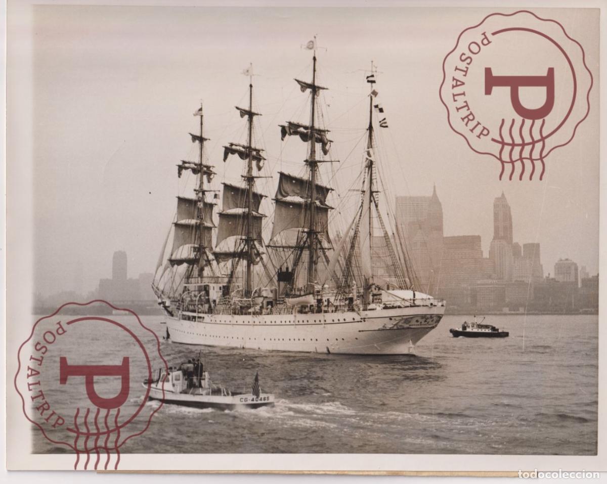 Fotograf&iacute;a antigua: NEW YORK MANHATTAN SKYLINE JAPANESE TRAINING SHIP NIPPON MARU 1960 22X18CM FOTOGRAFIA PHOTO BARCO