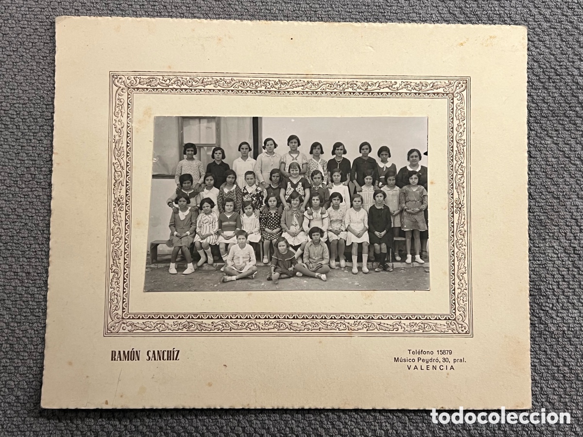 Fotograf&iacute;a antigua: VALENCIA Recuerdo escolar. Escuela de ni&ntilde;as con la Maestra.. La Escuela Nacional (h.1945?)