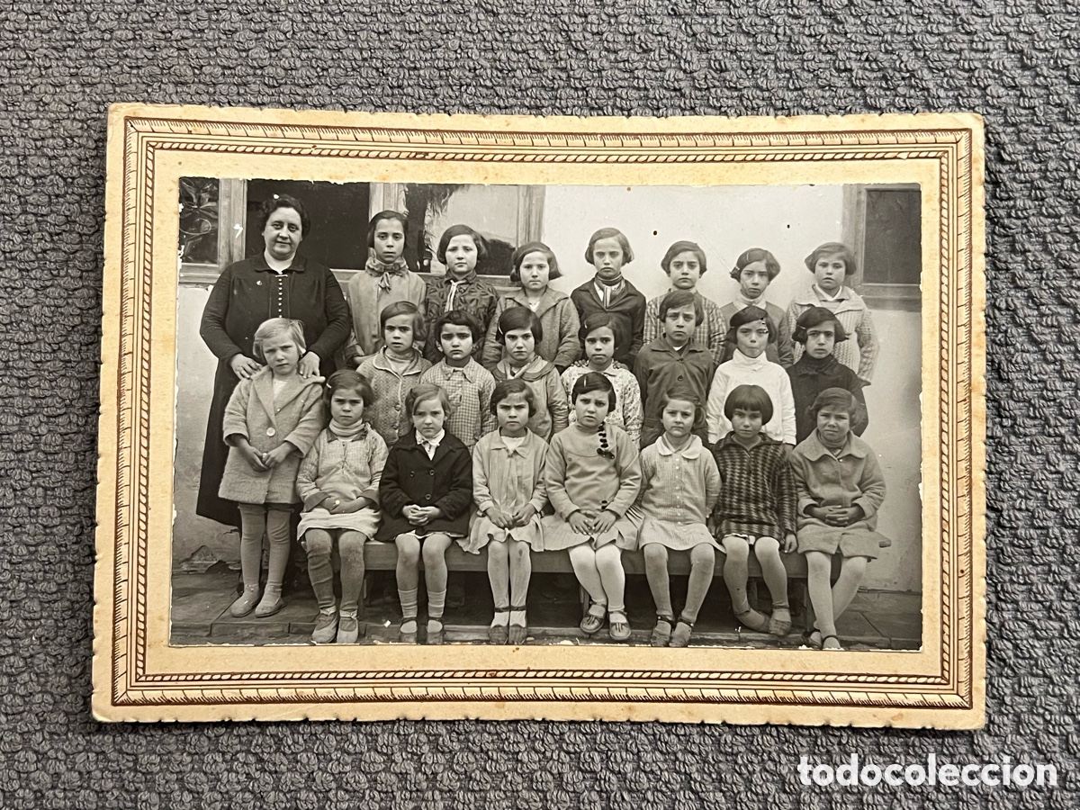 Fotograf&iacute;a antigua: VALENCIA Recuerdo escolar. Escuela de ni&ntilde;as con la Maestra.. La Escuela Nacional (h.1945?)