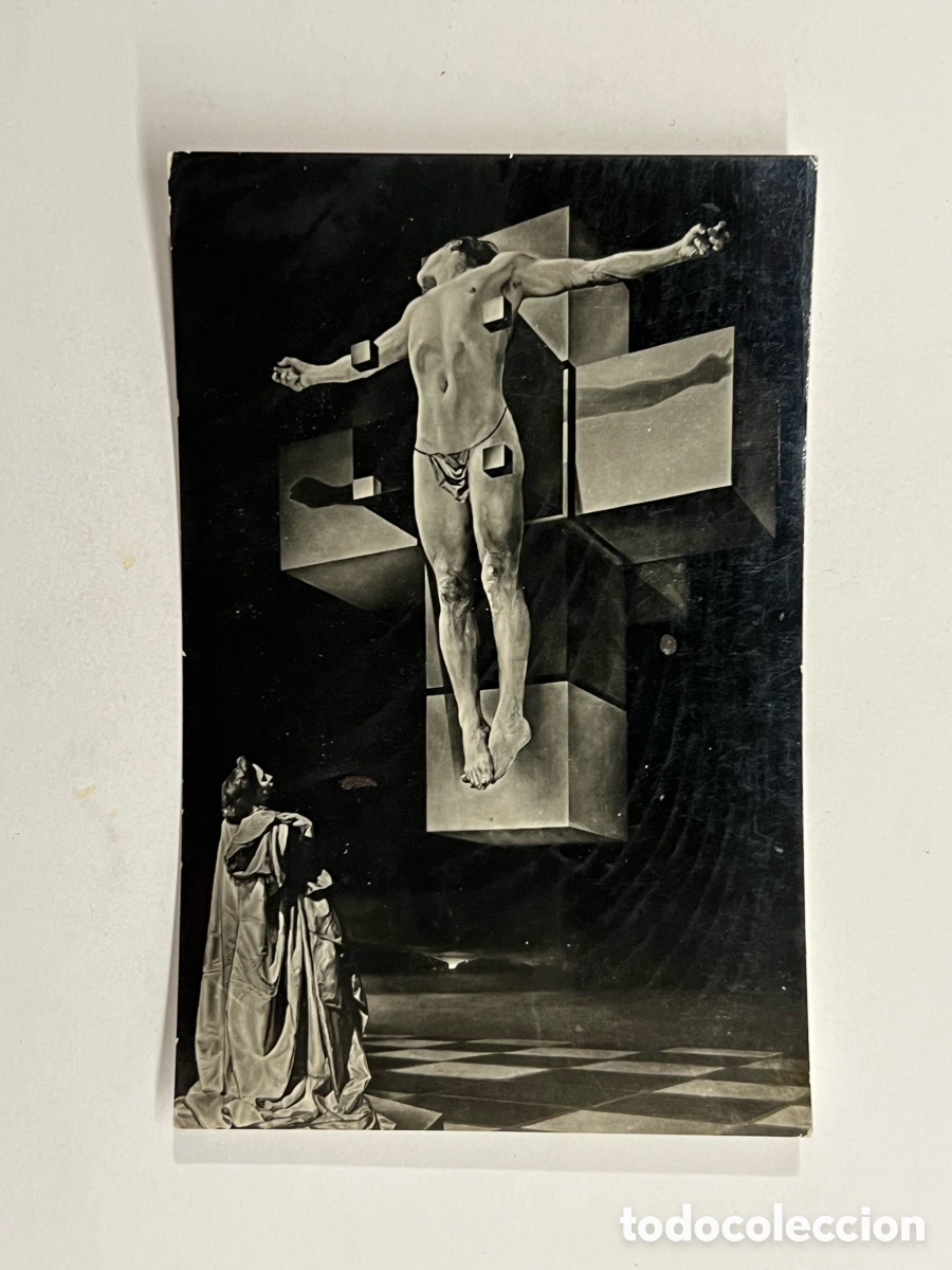 Fotograf&iacute;a antigua: LA CRUCIFIXI&Oacute;N DE SALVADOR DALI . Fotograf&iacute;a (h.1960?) Med&iacute;das: 12 x 8 cm