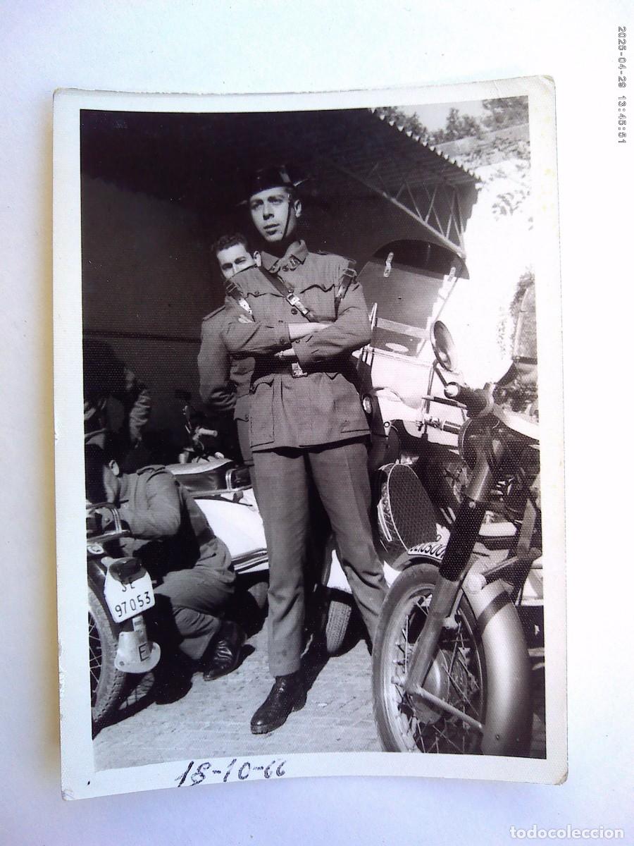 Fotograf&iacute;a antigua: GUARDIA CIVIL : FOTO DE AGENTES Y MOTOS MATRICULA DE SEVILLA , 1966