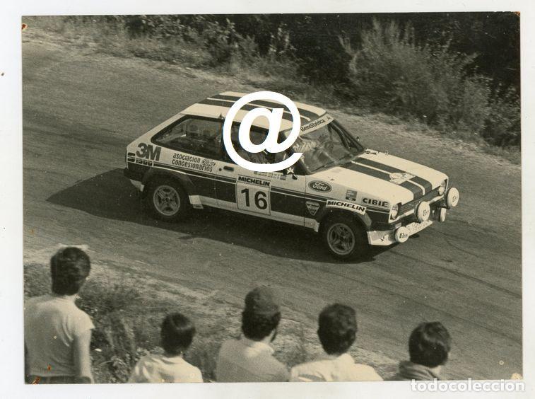 Fotograf&iacute;a antigua: FOTO COCHE DE RALLYE FORD FIESTA