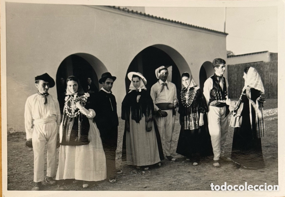 Fotografia antiga: Ibiza trajes t&iacute;picos en puerta De la Iglesia foto de 11 X 15,5 cm