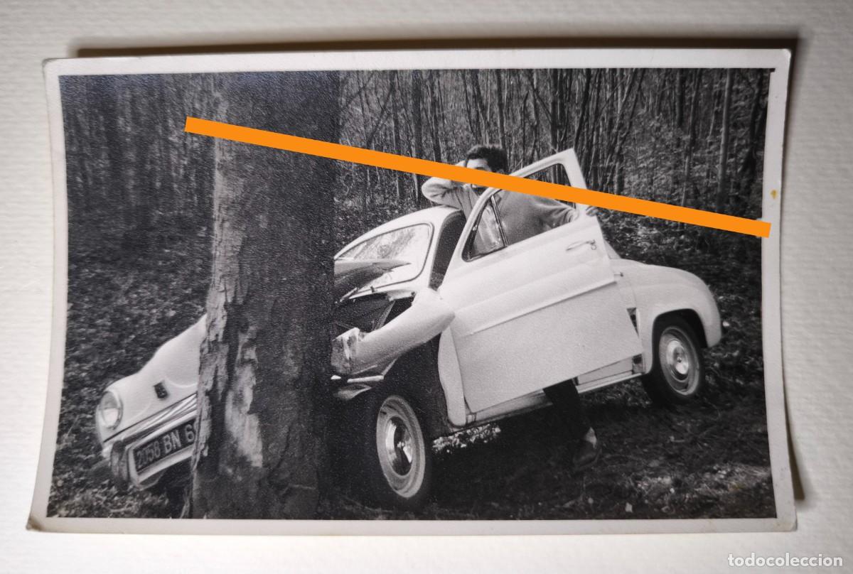 Fotograf&iacute;a antigua: Antigua fotograf&iacute;a. Siniestro, coche Renault Dauphine.